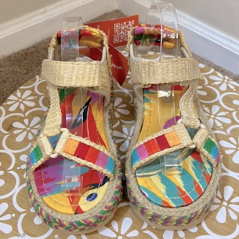 NWT Farm Rio Colorful Toucans Flatform Raffia Velcro Sandal, Size 7.